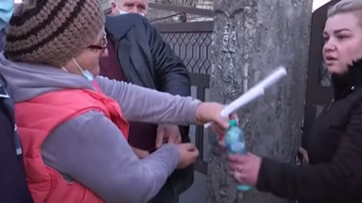 Imagini șocante cu soția agresorului din Onești. Fiica acesteia le-a cerut polițiștilor să-i elibereze mama: ''Te poți duce așa în casă, mamă? Vrei să moară mamaia?'' 26 agresorul