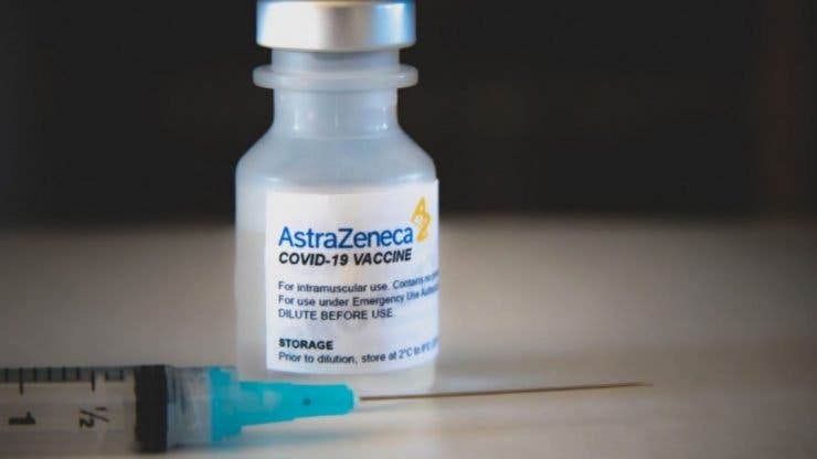 Nu mai există limită de vârstă pentru vaccinul AstraZeneca