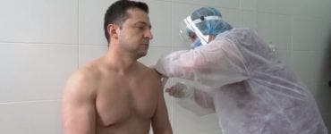 Președintele Ucrainei s-a vaccinat împotriva Covid-19 la bustul gol! Imaginile au devenit virale