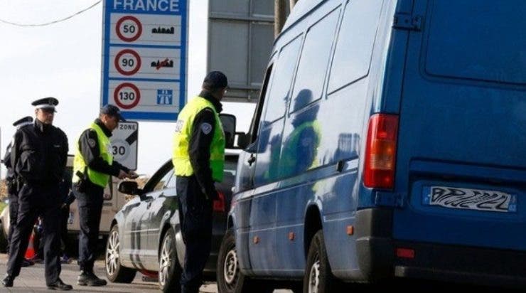 Autocar plin cu români, sechestrat în Franța! Toți pasagerii aveau teste PCR false