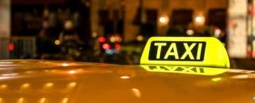 O tanara a cazut pe un taxi in timp ce dansa lasciv