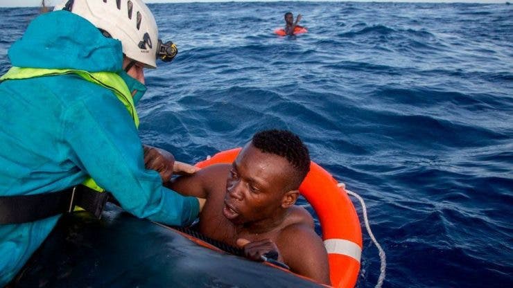 Imagini terifiante! Mai multe cadavre ale unor copii au fost aduse de valuri pe plajele din Libia, după ce ar fi încercat să ajungă în Europa