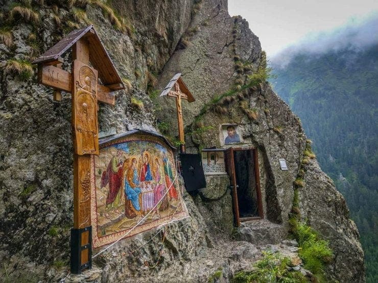 Cum arată acum chilia Părintelui Arsenie Boca din Munții Făgăraș! Locul a rămas o mărturie nestinsă