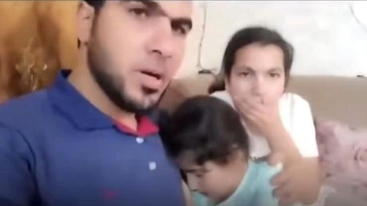 Imagini emoționante! Tată ucis de rachete în Fășia Gaza, după ce s-a filmat în timp ce își apăra copiii VIDEO