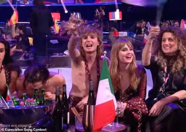 Imagini uluitoare devenite virale! Italianul care a câștigat Eurovisionul a fost filmat în timp ce trăgea pe nas VIDEO