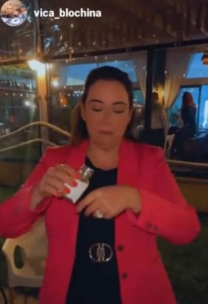 Fanii Oanei Roman vor rămâne cu gura căscată la vedere imaginilor. În ce ipostaza compromițătoare a postat-o Vica Blochina pe rețelele sociale 26