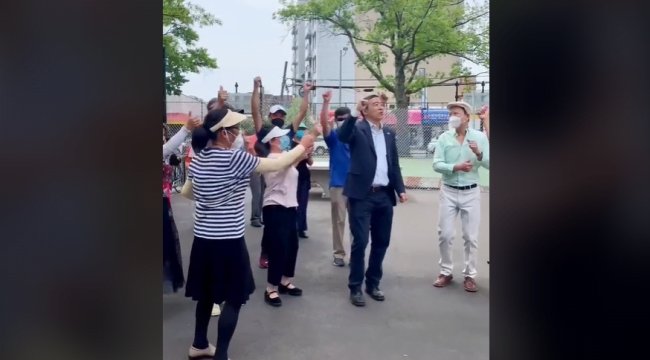 Imagini de necrezut! Un candidat la Primăria New York dansează pe manele alături de susținătorii săi - VIDEO
