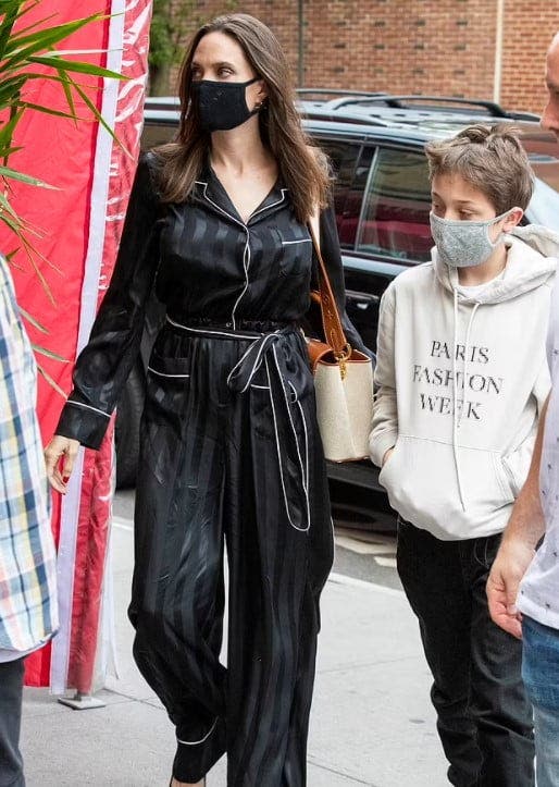 Angelina Jolie a ieșit în pijamale pe stradă! Fostul soț este din ce în ce mai prezent în viața ei