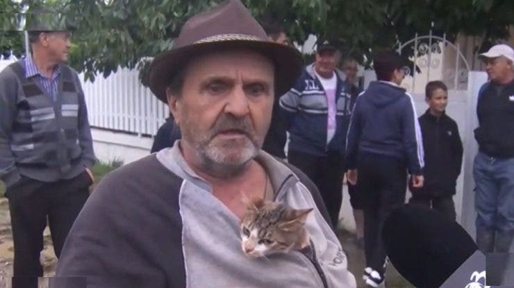 Un bătrân din Vrancea si-a salvat pisica de inundații