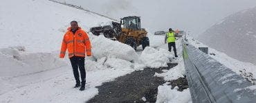Transalpina este acoperită total de zăpadă! Drumarii muncesc continuu pentru a redeschide drumul la sfârșitul lunii iunie
