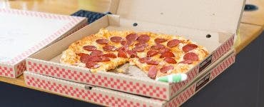 Ce mesaj a trimis un client unui restaurant de la care comandase pizza! Angajații au izbucnit în răs: ”Am primit o pizza...”
