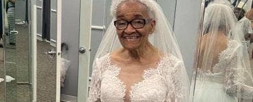 Niciodată prea târziu să-ți împlinești visurile! O femeia a îmbrăcat rochia de mireasă la 94 de ani