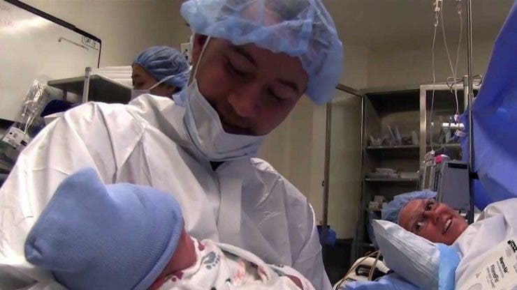 A născut, dar medicul nu îi dădea copilul