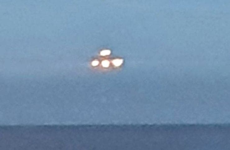 Fotografia care i-a șocat pe toți! Un OZN de dimensiuni mari a fost surprins deasupra mării