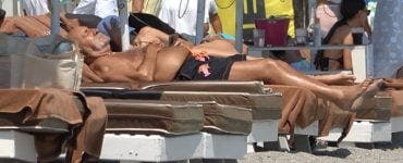Ion Țiriac s-a afișat cu o brunetă sexy la plajă în Mamaia. Fostul tenismen a petrecut timp de calitate cu noua iubita