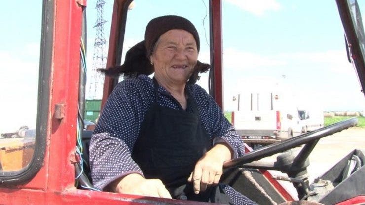 La 82 de ani, Tanti Mița conduce un tractor.