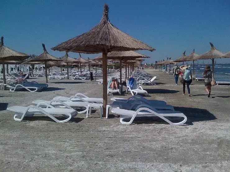 Turiștii sunt șocați! Cât a ajuns să coste un șezlong pe plajă, la Mamaia