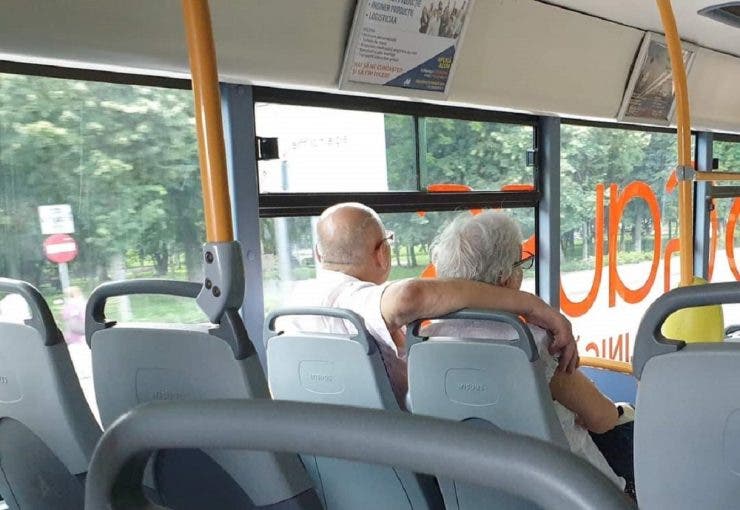 Un cuplu de bătrânei a atras atenția într-un autobuz! Gestul făcut de bărbatul în vârstă i-a șocat pe internauți