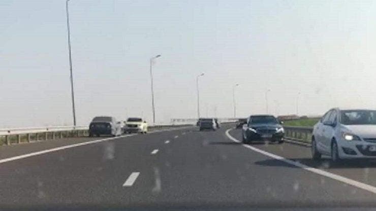 Zeci de mașini au fost filmate pe contrasens, pe autostrada A2 și A4. Poliția caută șoferii
