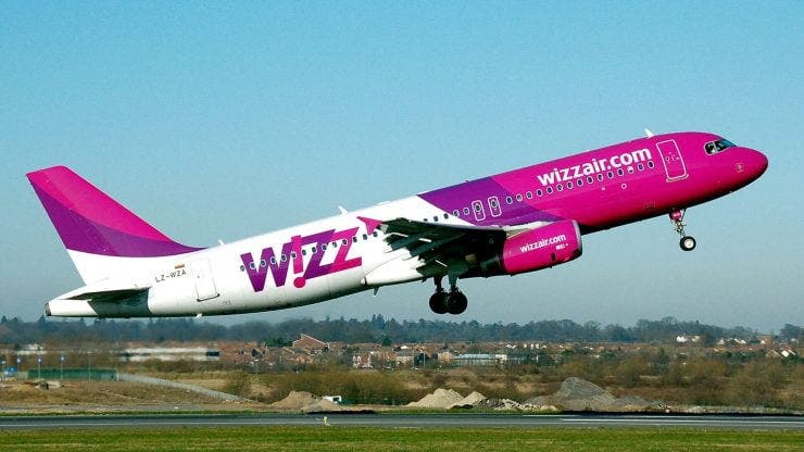 Zeci de români au rămas pe un aeroport din Barcelona după ce compania WizzAir a vândut mai multe bilete decât locuri