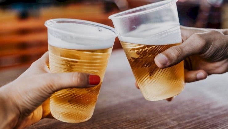 Cât costă o bere în cluburile de fițe din Mamaia! Turiștii sunt indignați