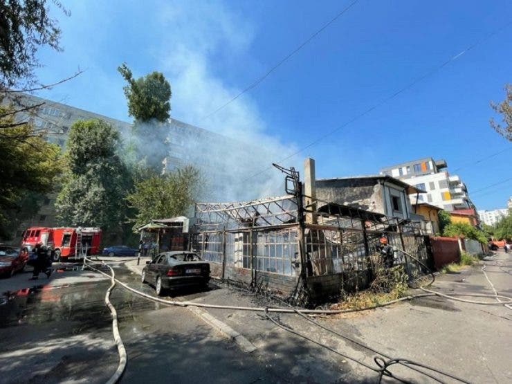 O terasă din București a fost mistuită de flăcări! Care a fost cauza incendiului