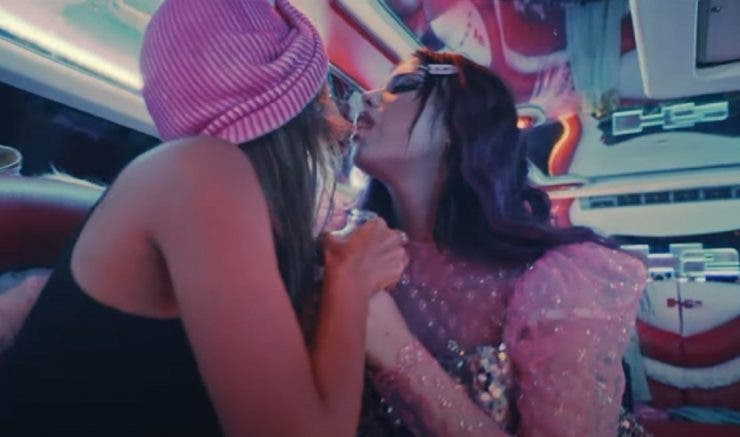 Roxen își recunoaște orientarea sexuală! Artista s-a sărutat pasional cu o fată în noul său videoclip