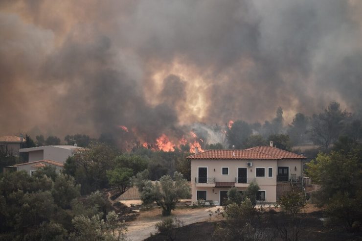 Imagini devastatoare după incendiile din Grecia. Doi oameni au murit și peste 20 de persoane au fost rănite 27 flacari devastatoare