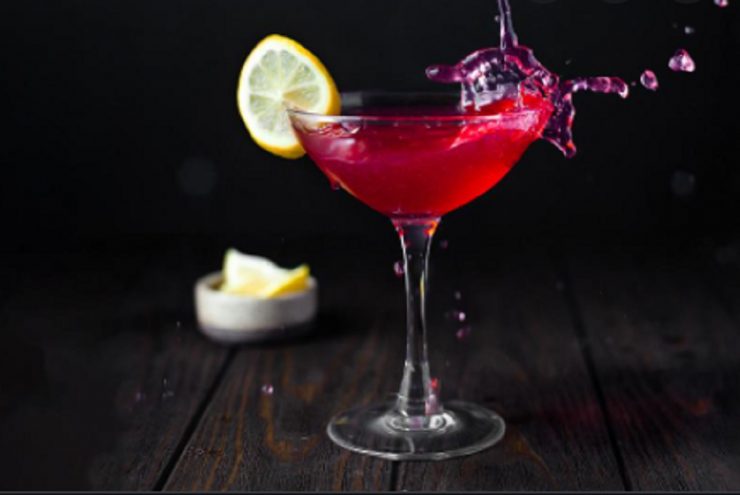 Cum se face cocktailul Cosmopolitan. Este adorat în special de femei 25 cocktail cosmopolitan