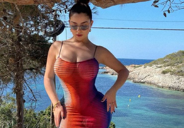 Demi Rose a incendiat Internetul! Celebră pentru silueta clepsidră, tânăra s-a pozat într-un costum de baie minuscul. FOTO 25