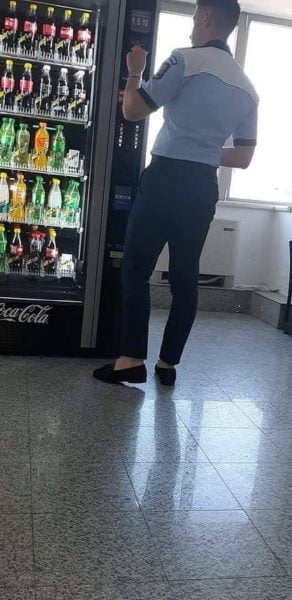 Polițistul care a făcut furori pe Internet. Cum și-a “accesorizat” uniforma de om al legii: “Pantaloni mulați, gleznuțe la vedere, pantofi cu ciucurași… “ 26 politist glezne la vedere