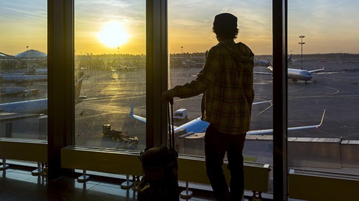 Aștepta nerăbdător avionul spre Londra, când a învățat cea mai dură lecție de viață. Nu a mai putut să-și stăpânească lacrimile: “Vom avea o generaţie atrofiată, care a crescut fără căldura familiei” 25 aeroport suceava