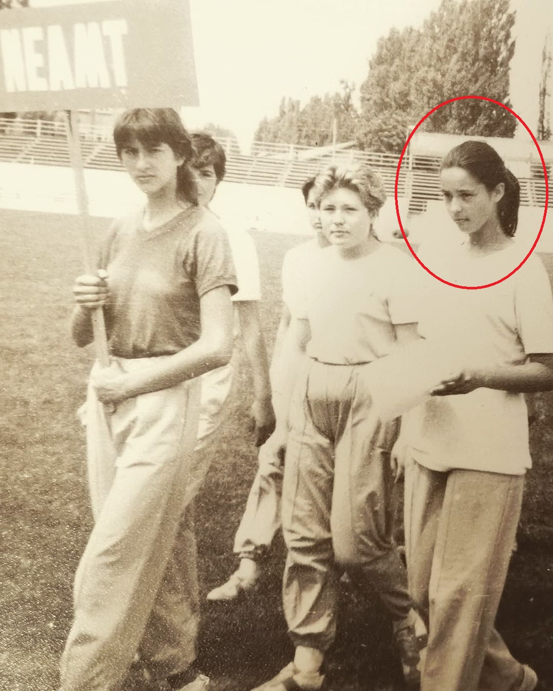 O recunoaște cineva? Îndrăgita vedeta a postat pozele din copilărie, dar și un mesaj dureros: “Am lăsat lacrimile să curgă” 26 andreea marin