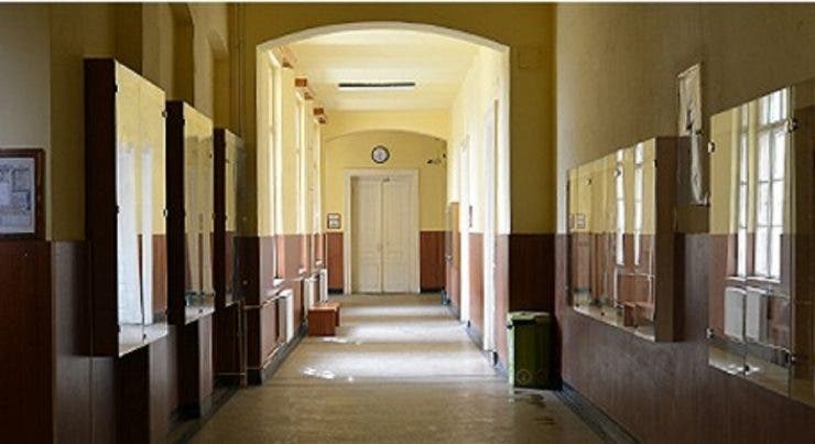 Descoperire șocantă într-o școală din Arad în timp ce era renovată! Se afla în perete de peste un secol