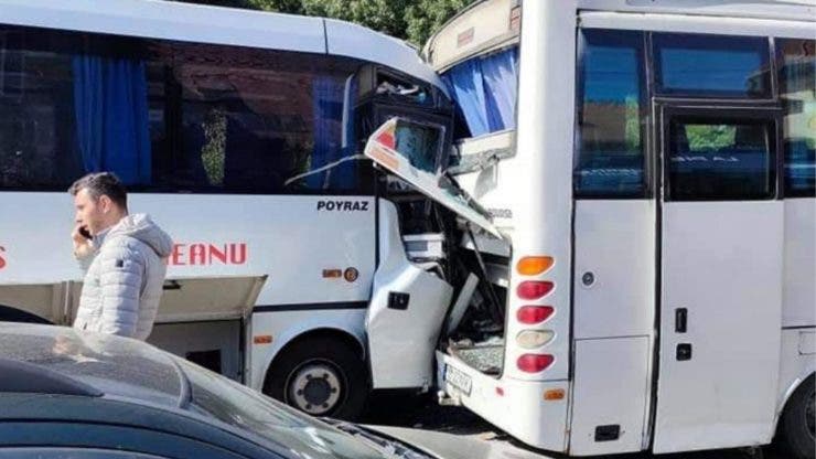 Două microbuze s-au lovit în București.