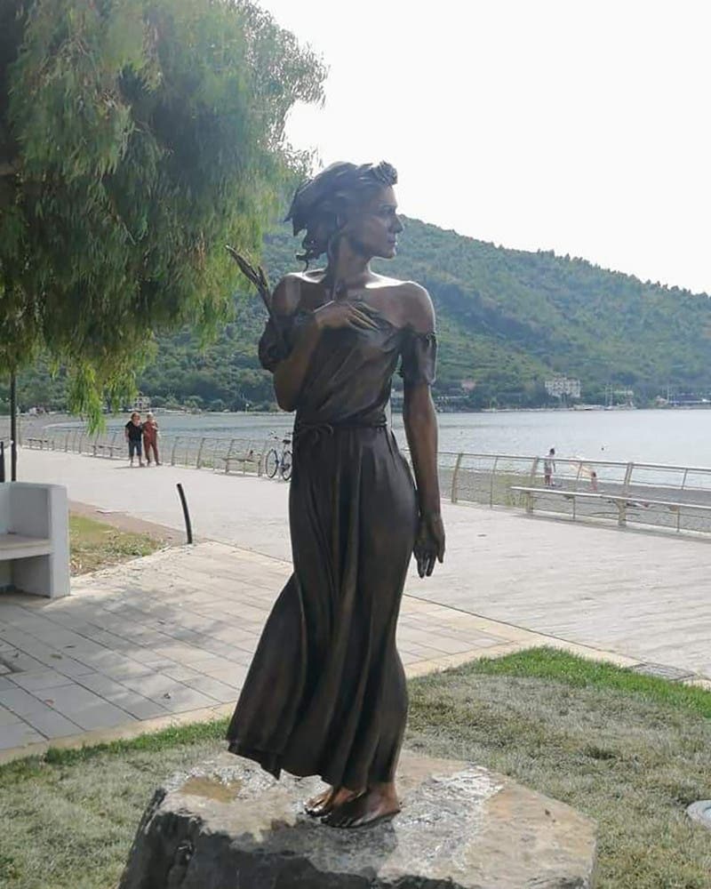Val de reacții furioase în Italia din cauza unei statui care înfățișează o femeie aproape dezbrăcate