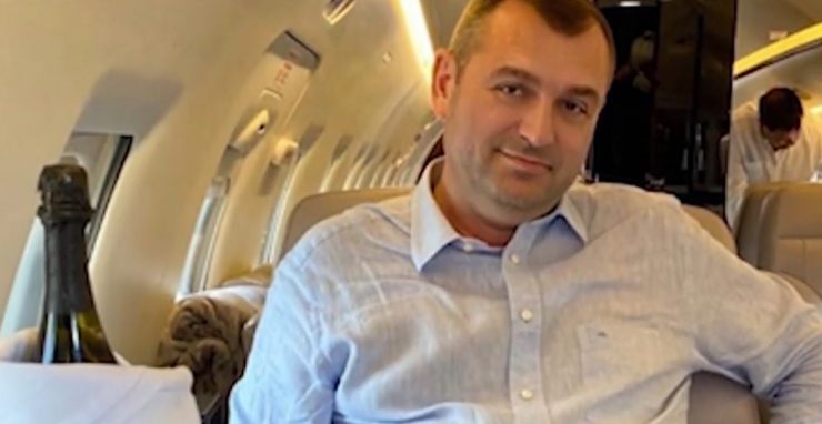 Unul dintre cei mai bogați români, acuzații grave la adresa iubitei. Cum l-ar fi făcut fosta Miss să îi ia cadouri scumpe 25