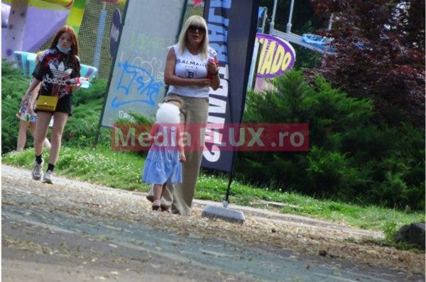 Ce ținută a purtat Elena Udrea la plimbarea în parc cu fetiță. Fostul ministru a scos din buzunar 1500 de euro pentru aceste haine