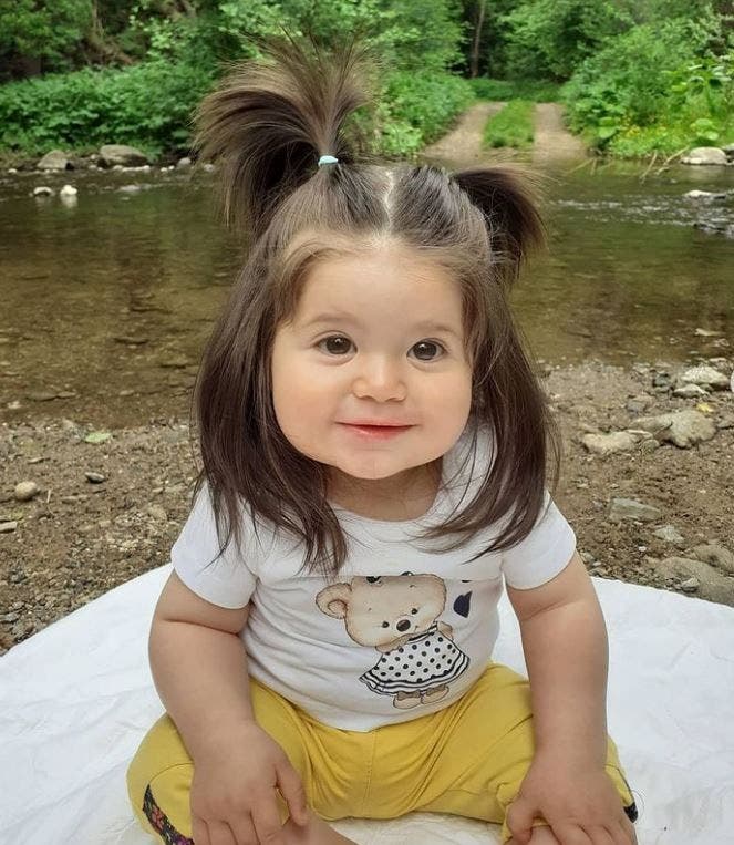 Cum arată acum fetița Rapunzel din Bulgaria! Are doar doi ani și i-a șocat pe toți cu părul ei