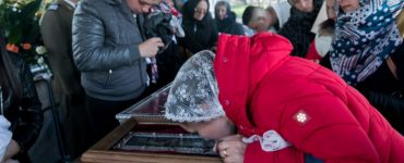 O tânără a mers la Sfânta Parascheva după ce a fost părăsită de viitorul soț pentru altă femei