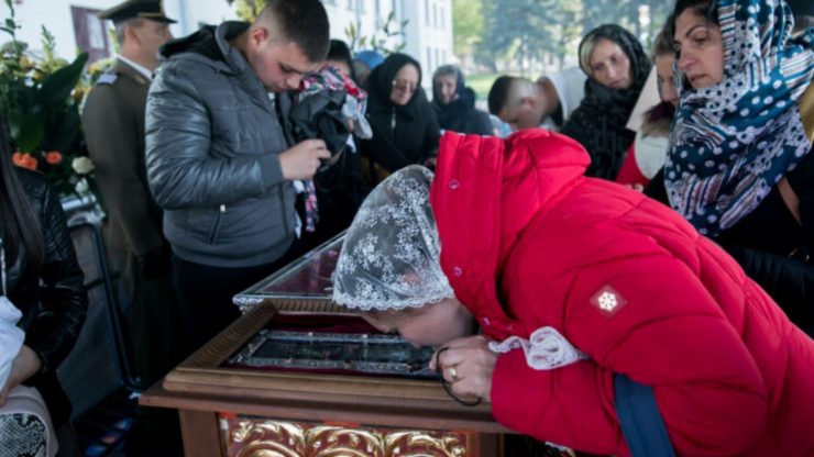 O tânără a mers la Sfânta Parascheva după ce a fost părăsită de viitorul soț pentru altă femeie. Ce i s-a întâmplat la scurt timp după ce s-a rugat 25 O tânără a mers la Sfânta Parascheva după ce a fost părăsită de viitorul soț pentru altă femei