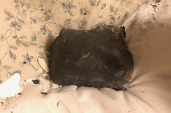 Pare rupt din filme, dar e real! O femeie s-a trezit cu un meteorit prăbușit chiar lângă ea în pat 26