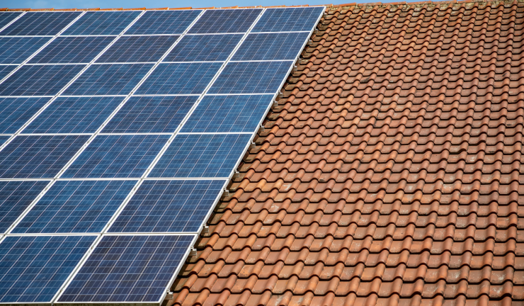 Poți instala panouri fotovoltaice pe balcon? Ce prevede legislația și ce riscuri există 25 panouri fotovoltaice