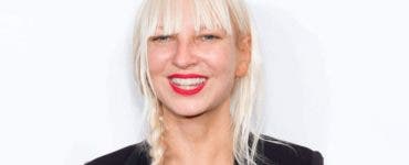 Cântăreața Sia a anunțat că a fost diagnosticată cu o maladie neurologică rară