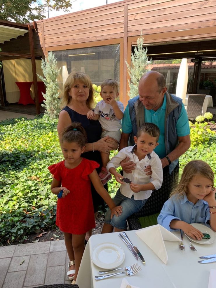 Traian Băsescu a schimbat prefixul. Mesajele emoționante primite de la fiicele sale 30 fiice