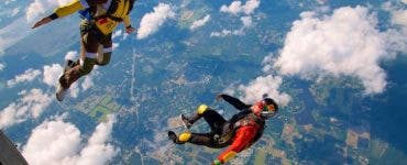 Unde poți sări cu parașuta în România și cât costă un salt