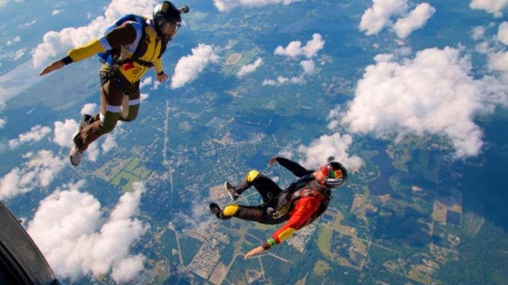 Unde poți sări cu parașuta în România și cât costă un salt