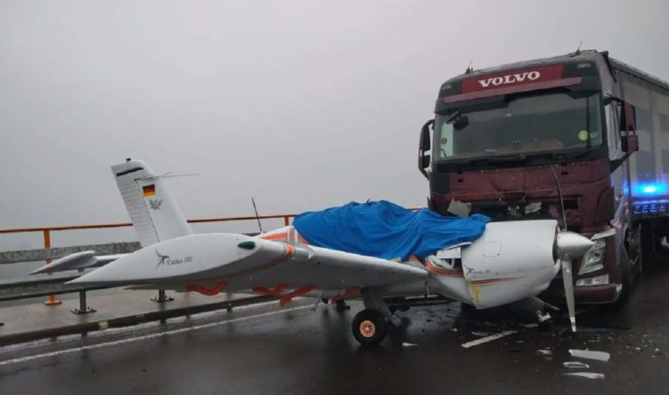 Șofer român, intrat cu TIR-ul într-un avion pe o autostradă din Germania 25 accident TIR avion