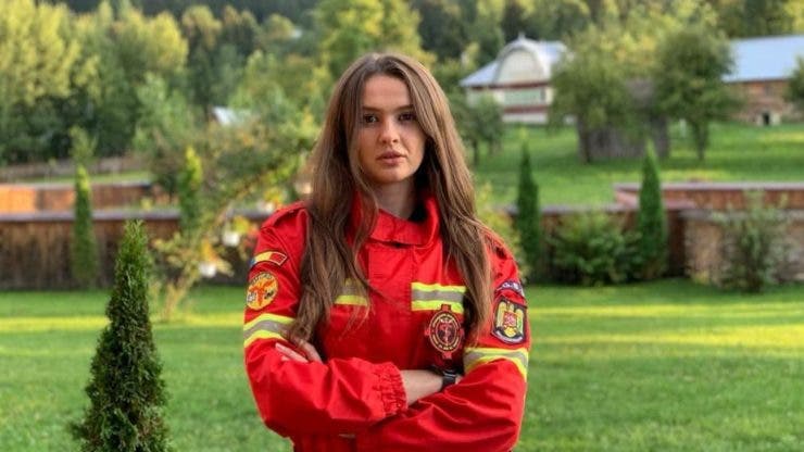 Miss Tourism România lucrează ca voluntar la SMURD și Salvamont.