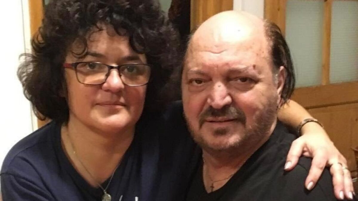 Soția lui Victor Socaciu vinde casa de la Cornu. Ce părere au cei trei copii ai regretatului artist 26 Soția lui Victor Socaciu a fost nevastă de preot.